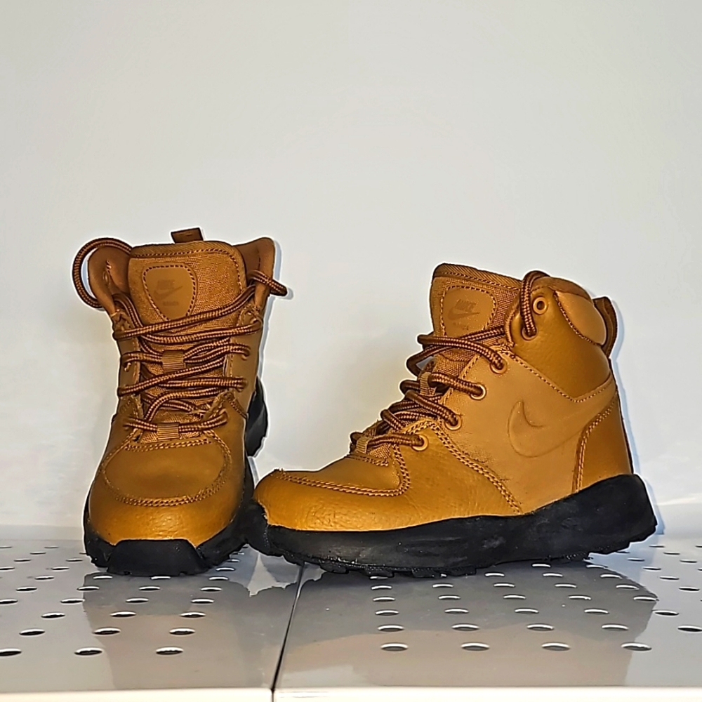 Boy's size 11C Nike Manoa Boots